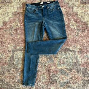 Women’s Size 12 Wonderly brand stretch denim jeans.